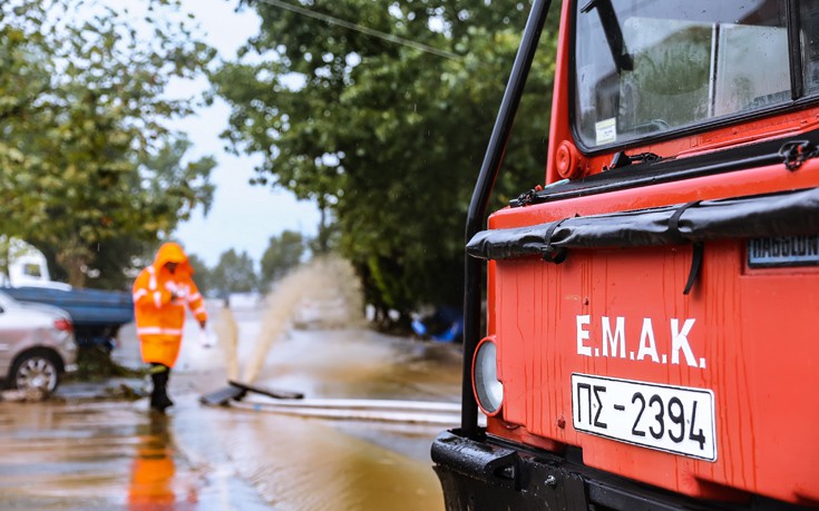 Με βάρκα επιχειρούν να απεγκλωβίσουν ανθρώπους από σπίτι στην Πιερία