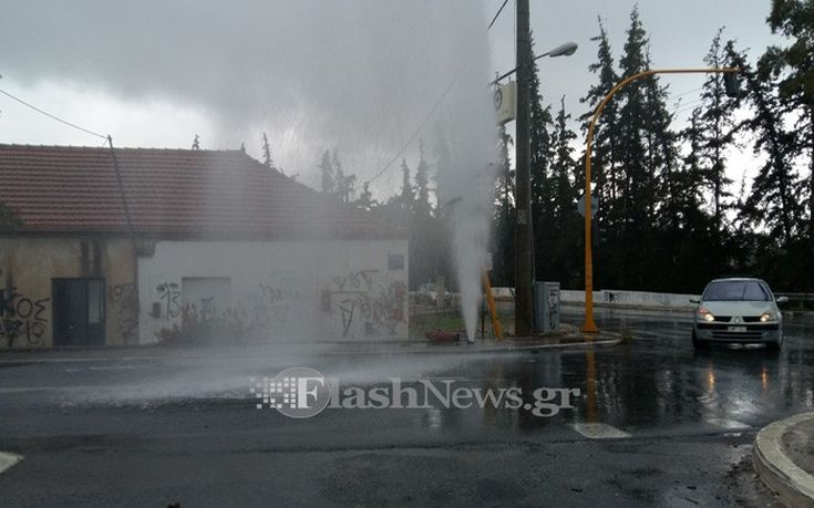 Έσπασε πυροσβεστικός κρουνός και πλημμύρισαν οι δρόμοι