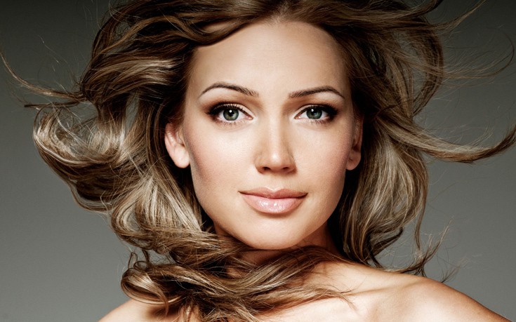 Γυρίστε τον χρόνο πίσω με έξυπνο hairstyling