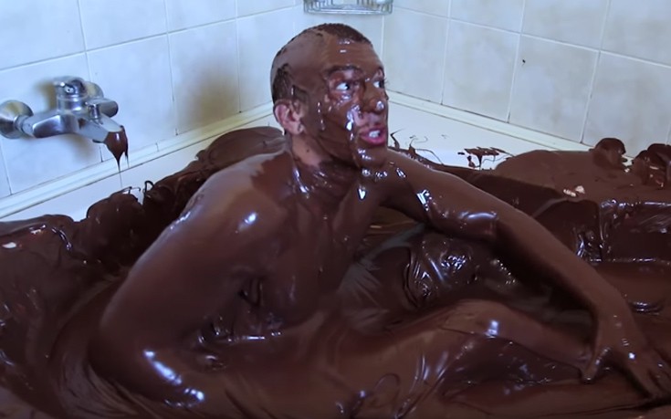 Πώς είναι να κάνεις μπάνιο μέσα σε 270 κιλά κρέμας σοκολάτα