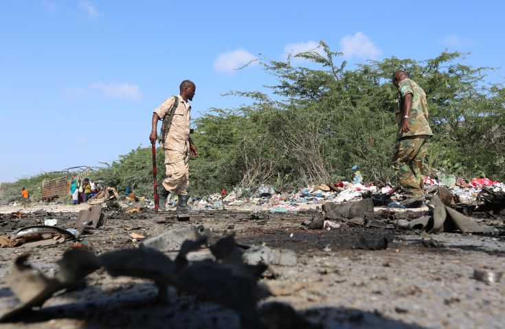 Παγιδευμένο με εκρηκτικά αυτοκίνητο εισέβαλε σε εστιατόριο στη Σομαλία