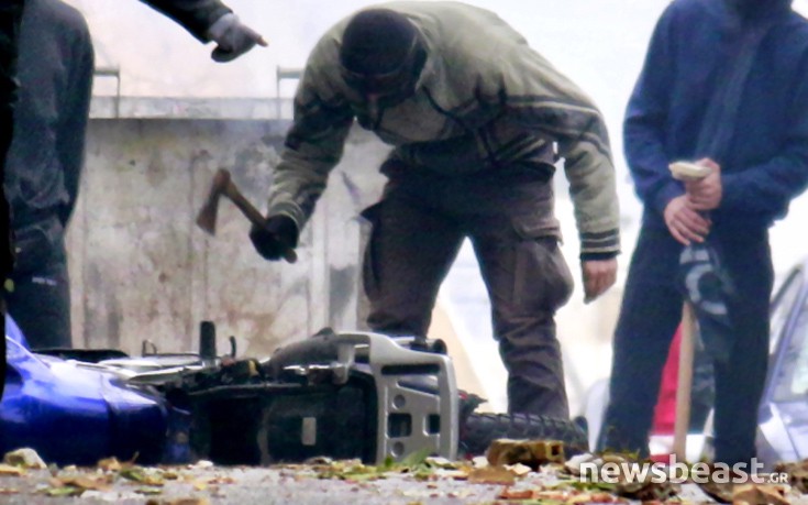 Κουκουλοφόροι διέλυσαν με τσεκούρι μοτοσυκλέτα στα Προσφυγικά