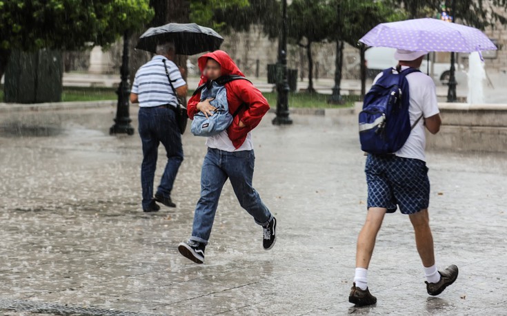 Καιρός: Βροχές και καταιγίδες μέχρι την Τρίτη και πτώση της θερμοκρασίας