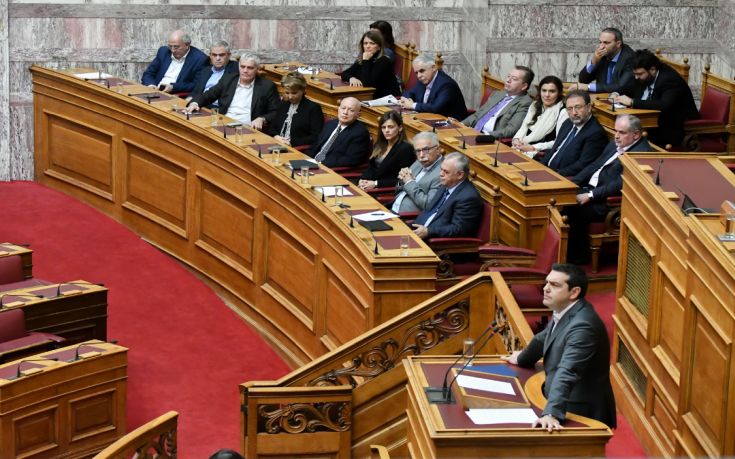 Ονομαστική ψηφοφορία στη Βουλή για τον μποναμά Τσίπρα με το βλέμμα στον Σόιμπλε