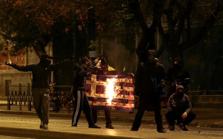 Έβαλαν φωτιά στην ελληνική σημαία έξω από το Πολυτεχνείο