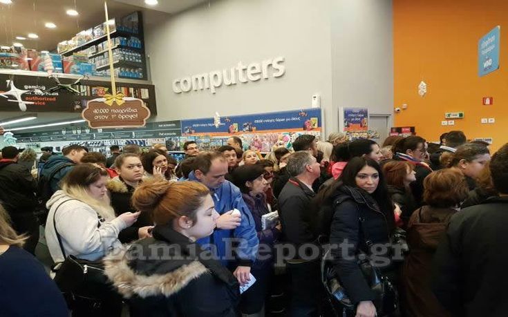 Ουρές για το Black Friday και στη Λαμία