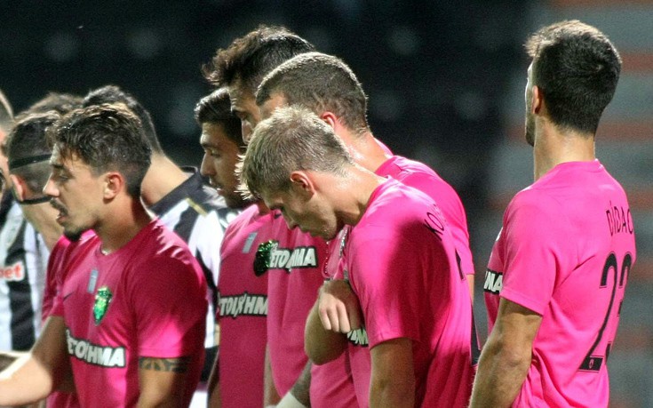 «Αναγκάστηκε» να φορέσει τις ροζ φανέλες η ΑΕΚ