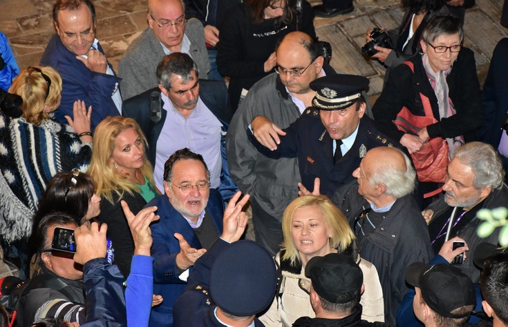 Παναγιώτης Λαφαζάνης και Ραχήλ Μακρή υποδέχθηκαν τον Φούχτελ με selfie και συνθήματα