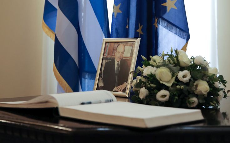 Βιβλίο συλληπητηρίων για τον Στεφανόπουλο στην Προεδρία