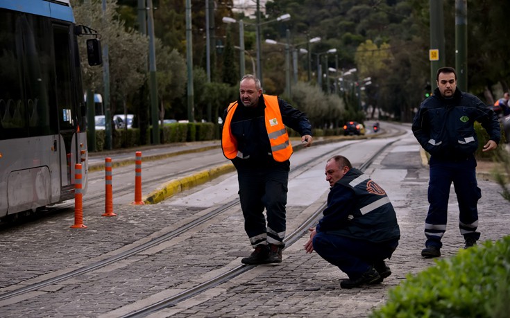 Απεγκλωβίστηκε γυναίκα από τις γραμμές του τραμ