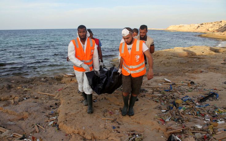 Νεκροί μετανάστες στη θάλασσα ανοιχτά της Λιβύης