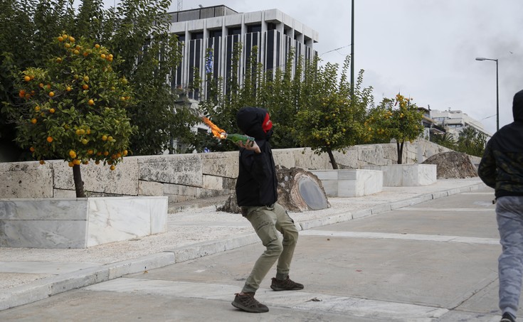 Ένταση στο μαθητικό συλλαλητήριο, άγνωστοι πέταξαν μολότοφ