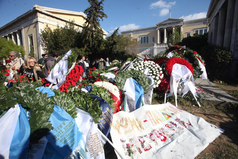 Έκλεψαν κράνη και ασπίδες από την αστυνομία και στόλισαν τα αγάλματα στα ΕΞάρχεια