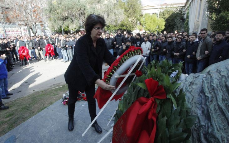 Στεφάνια στο πολυτεχνείο κατέθεσαν ΚΚΕ και ΚΝΕ