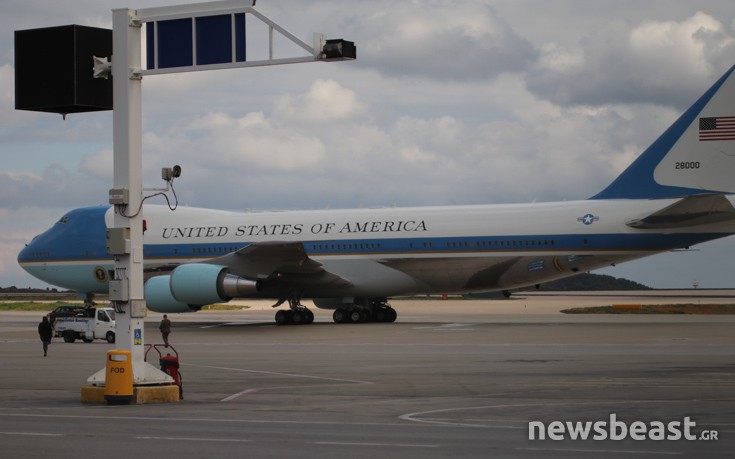 Το Air Force One περιμένει τον Ομπάμα στο αεροδρόμιο