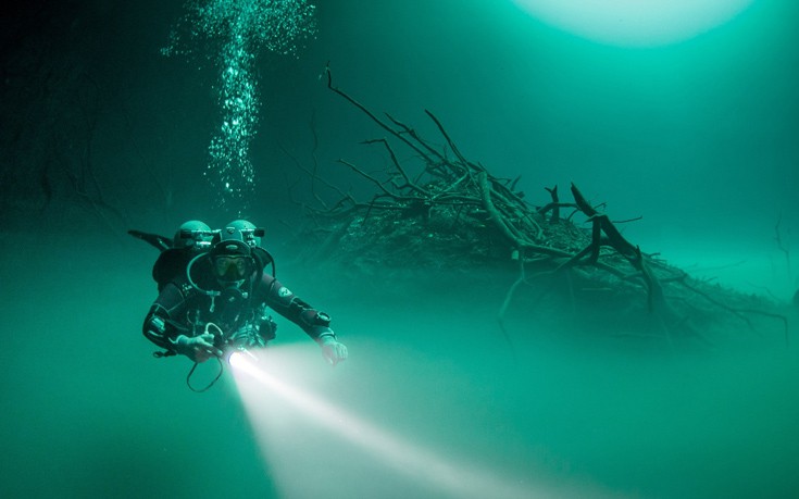 Η υποβρύχια λίμνη του Μεξικού με τη μυστηριακή ατμόσφαιρα