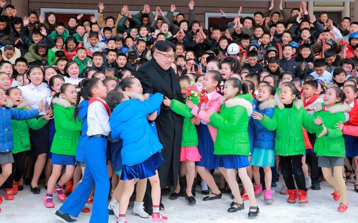 Ασυγκράτητοι μικροί μαθητές πέφτουν στην αγκαλιά του Κιμ Γιονγκ Ουν