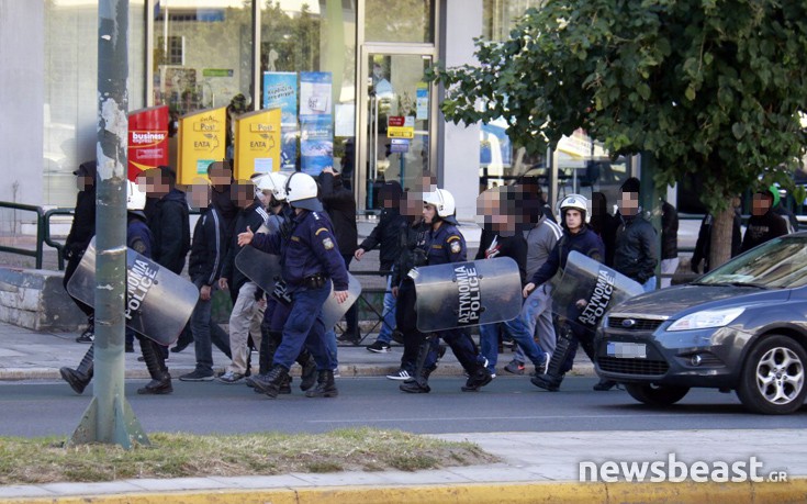 Συνοδεία των ΜΑΤ αποχώρησαν από το δικαστήριο υποστηρικτές της Χρυσής Αυγής