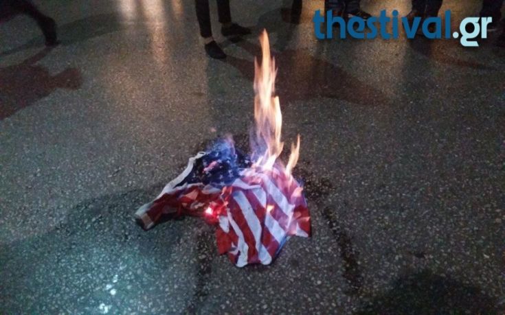 Έκαψαν την σημαία των ΗΠΑ έξω από το αμερικάνικο προξενείο στη Θεσσαλονίκη