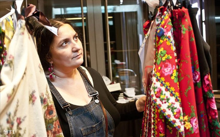 Γνωστή σχεδιάστρια από την Ουγγαρία προωθεί την κουλτούρα των Ρομά