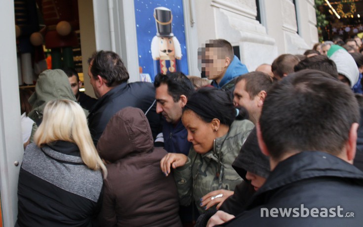 Ουρές και σπρωξίματα στην Ελλάδα για τη Black Friday