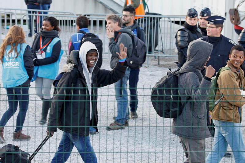 Εκκενώνεται το κέντρο ανήλικων προσφύγων στη «ζούγκλα» του Καλαί