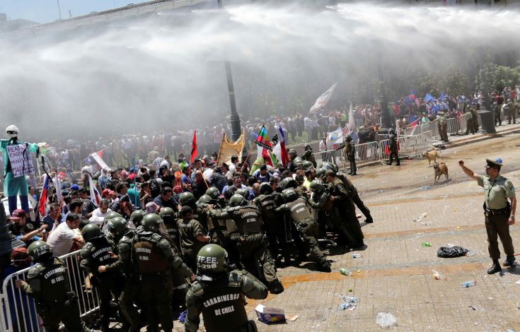 Συγκρούσεις δημοσίων υπαλλήλων και αστυνομικών στη Χιλή