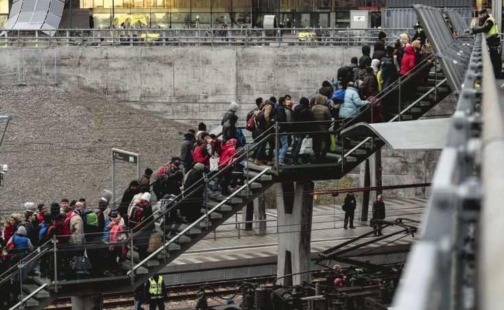 Die Zeit: Oι ευρωπαϊκές χώρες έχουν αφήσει μόνη την Ελλάδα στο προσφυγικό