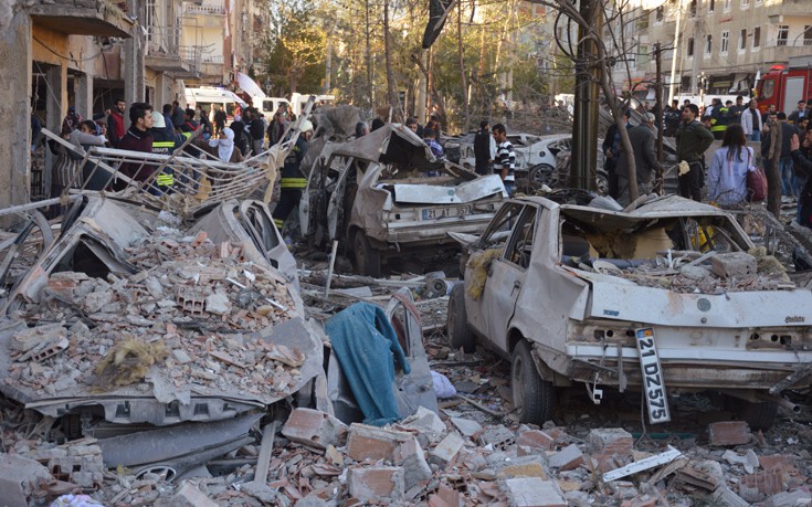 Εικόνες καταστροφής από το Ντιγιάρμπακιρ μετά την έκρηξη