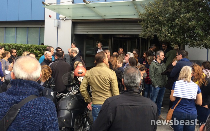 Εργαζόμενοι του Mega σε κινητοποιήσεις έξω από τον ΔΟΛ