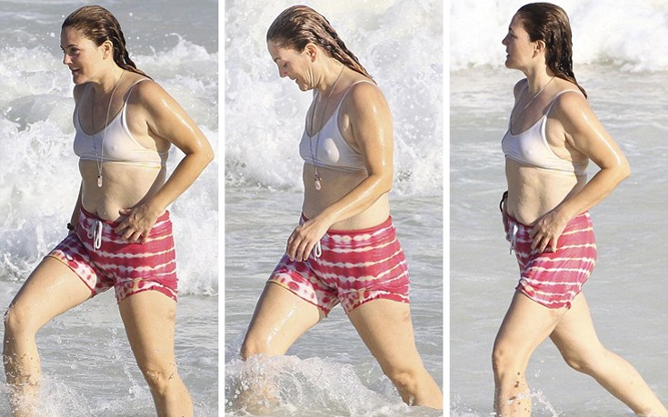 Η Drew Barrymore κάνει τις βουτιές της σε παραλία στο Μεξικό