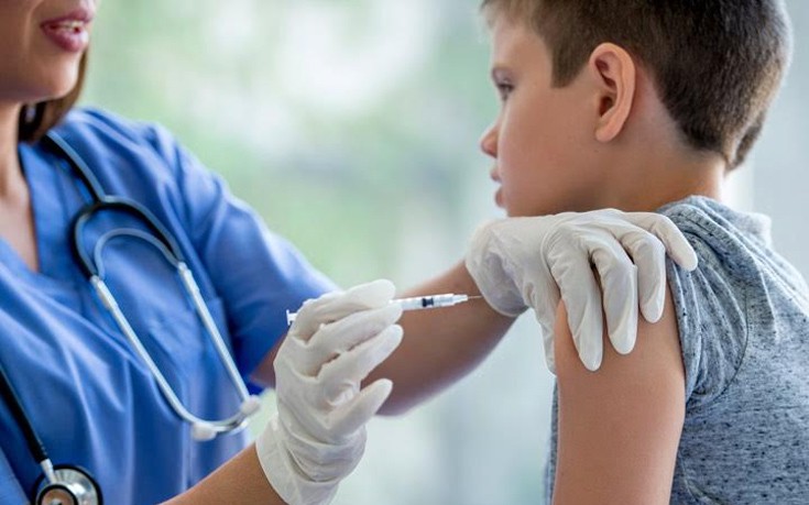 Οι φαρμακοποιοί ζητούν να ξεκαθαρίσει το τοπίο για τους εμβολιασμούς παιδιών