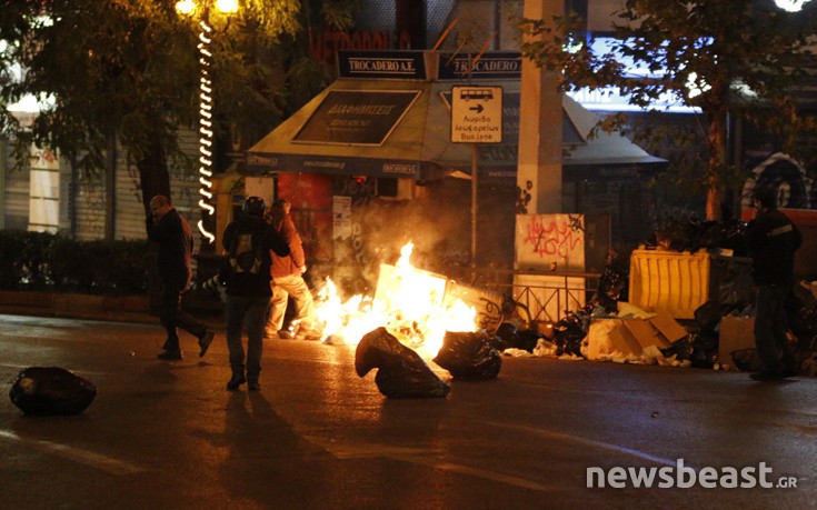 Μολότοφ και δακρυγόνα στη Σταδίου για την επίσκεψη Ομπάμα