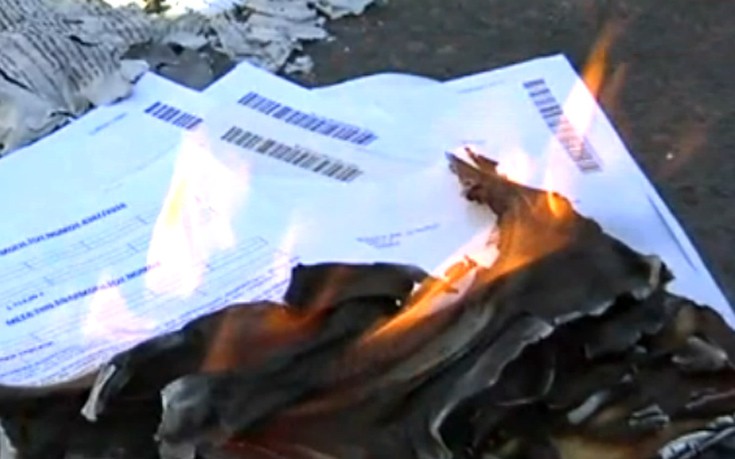 Συνταξιούχοι στη Θεσσαλονίκη έκαψαν τις επιστολές Κατρούγκαλου