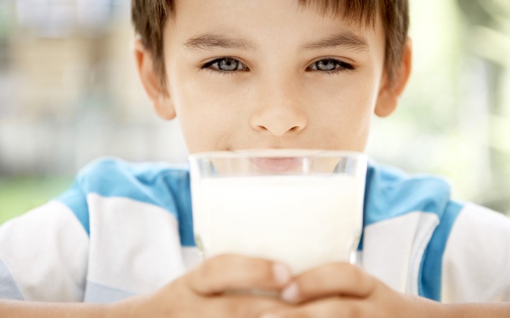 Η ΔΕΛΤΑ προσφέρει γάλα στα παιδιά