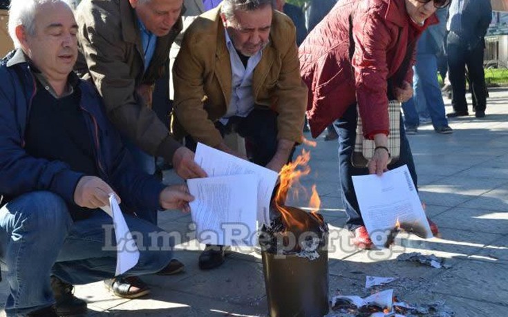 Έκαψαν τις επιστολές Κατρούγκαλου και οι συνταξιούχοι στη Λαμία