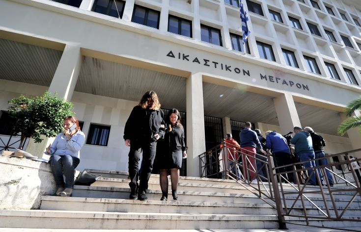 Τραγικές φιγούρες στη δίκη οι γονείς και η αδελφή του Γιακουμάκη