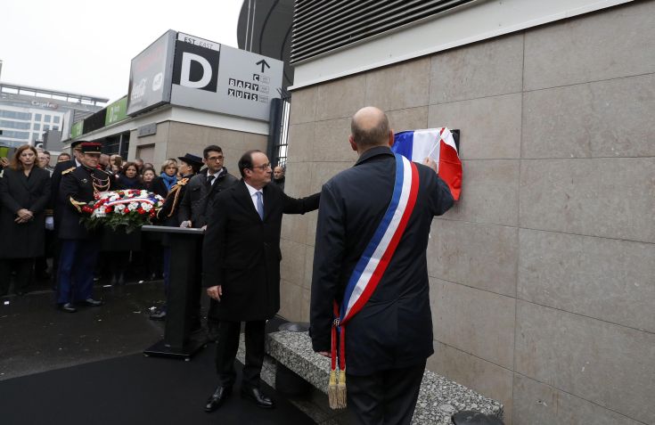 Το Παρίσι δεν ξεχνά τα 130 θύματα της τρομοκρατικής επίθεσης
