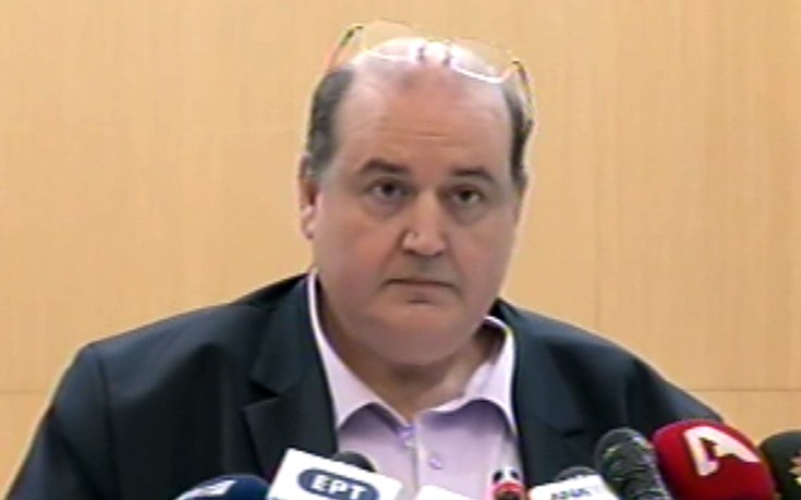 Φανερά συγκινημένος ο Φίλης κατά την παράδοση του υπουργείου Παιδείας