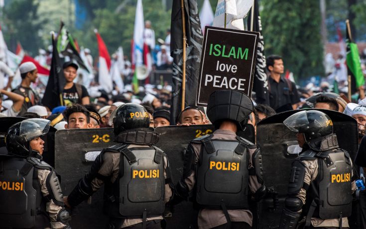 Αιματηρές συγκρούσεις ισλαμιστών-αστυνομίας στην Ινδονησία