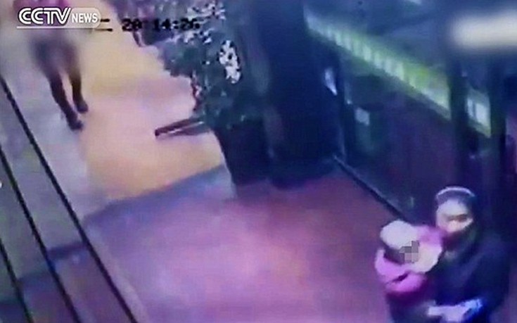Ανατριχιαστικές εικόνες απαγωγής βρέφους από εστιατόριο στην Κίνα