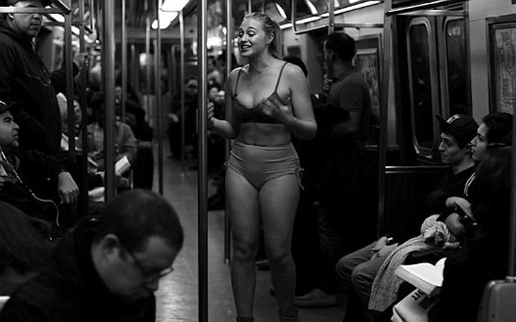 Η χυμώδης Iskra Lawrence γδύθηκε στο μετρό της Νέας Υόρκης