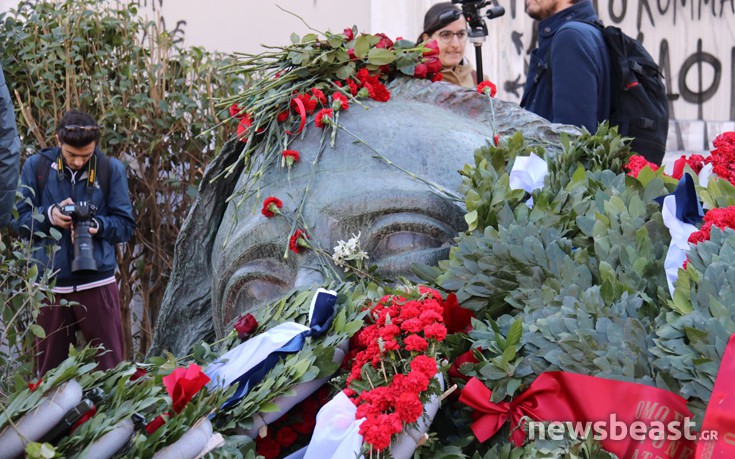 Στεφάνια και λουλούδια στο Πολυτεχνείο