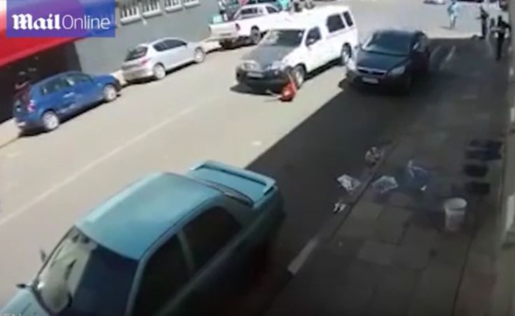 Η σοκαριστική στιγμή που γυναίκα παρασύρεται από αυτοκίνητο