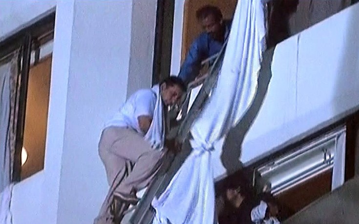 Τραγικές εικόνες με πελάτες εγκλωβισμένους μέσα σε φλεγόμενο ξενοδοχείο στο Πακιστάν