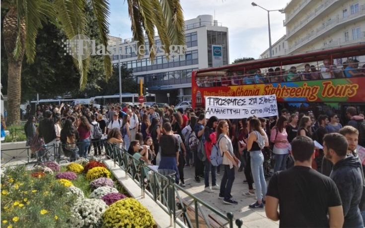 Μαθητές των Χανίων διαδήλωσαν υπέρ των προσφύγων στα σχολεία