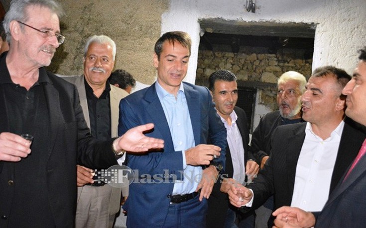 Τσικουδιές και μαντινάδες για τον Κυριάκο Μητσοτάκη στα Χανιά