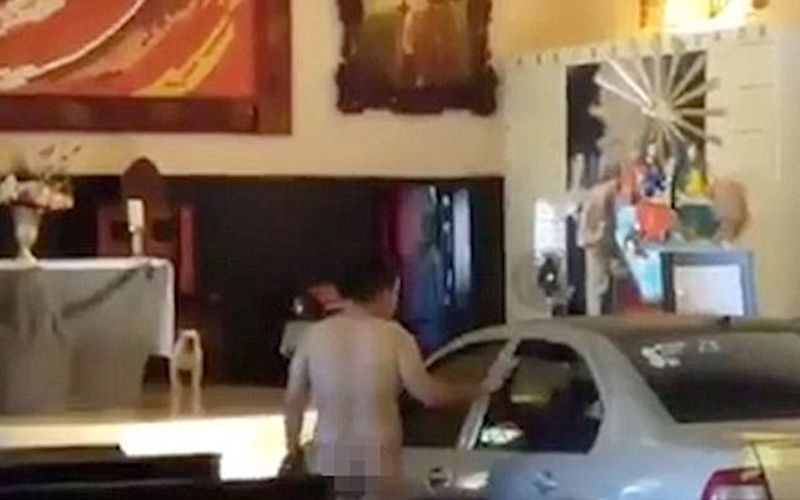 Άνδρας εισέβαλε στην εκκλησία με το αυτοκίνητό του
