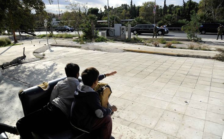 Δύο προσφυγόπουλα στην Αθήνα, μία σκισμένη πολυθρόνα και ο Ομπάμα
