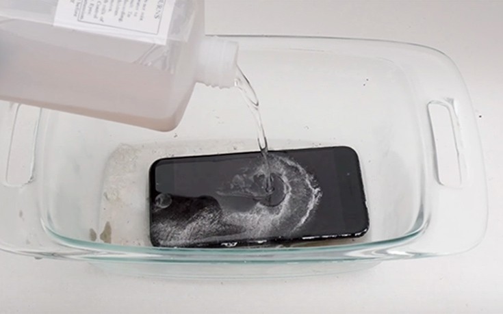 Τι γίνεται αν ρίξεις οξύ σε ένα iPhone 7;